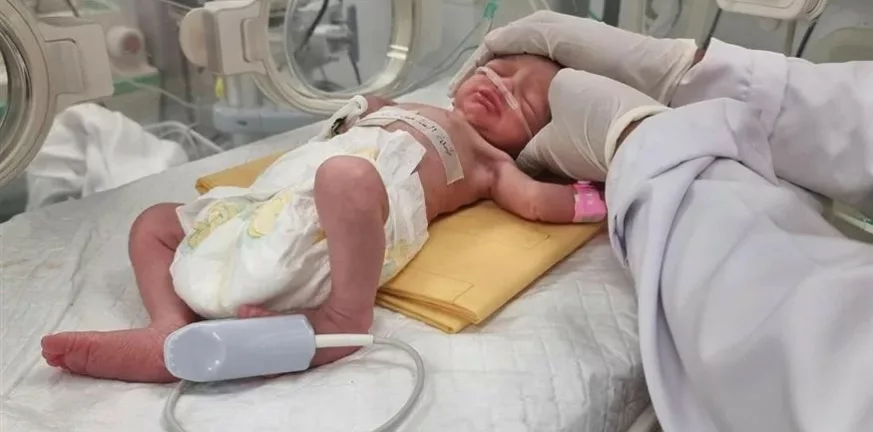 Γάζα: Πέθανε το νεογέννητο βρέφος που γεννήθηκε από τη νεκρή μητέρα του