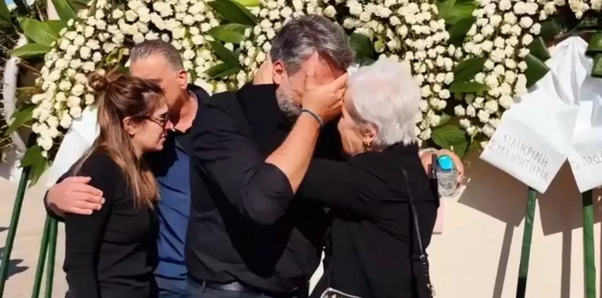 Γιάννης Καλλιάνος: Συντετριμμένος στην κηδεία του πατέρα του ΦΩΤΟ - ΒΙΝΤΕΟ