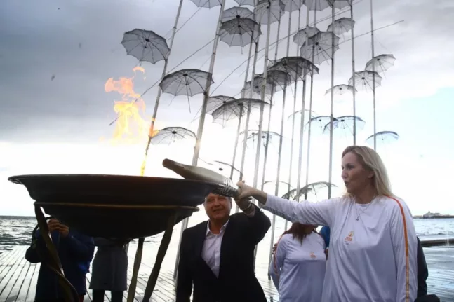 Η Ολυμπιακή φλόγα έφτασε στη Θεσσαλονίκη – Ενθουσιώδης υποδοχή παρά τη βροχή