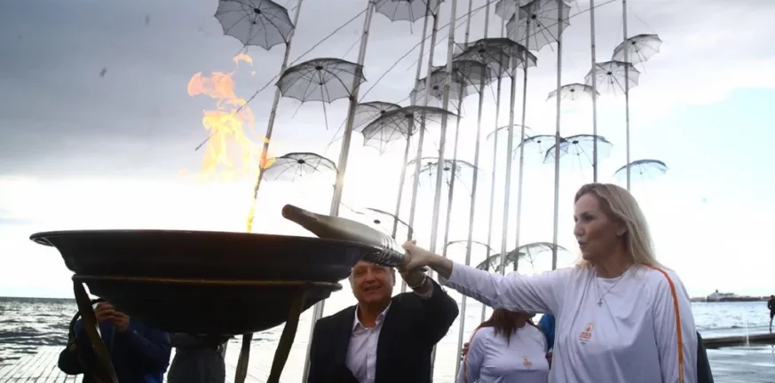Η Ολυμπιακή φλόγα έφτασε στη Θεσσαλονίκη – Ενθουσιώδης υποδοχή παρά τη βροχή