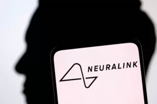 Εγκεφαλικά εμφυτεύματα: Στα σκαριά μεγάλη κλινική δοκιμή από ανταγωνιστική της Neuralink του Έλον Μασκ