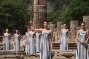 Αρχαία Ολυμπία: Η Ολυμπιακή Φλόγα ξεκίνησε το μαγικό της ταξίδι για το Παρίσι – ΦΩΤΟ