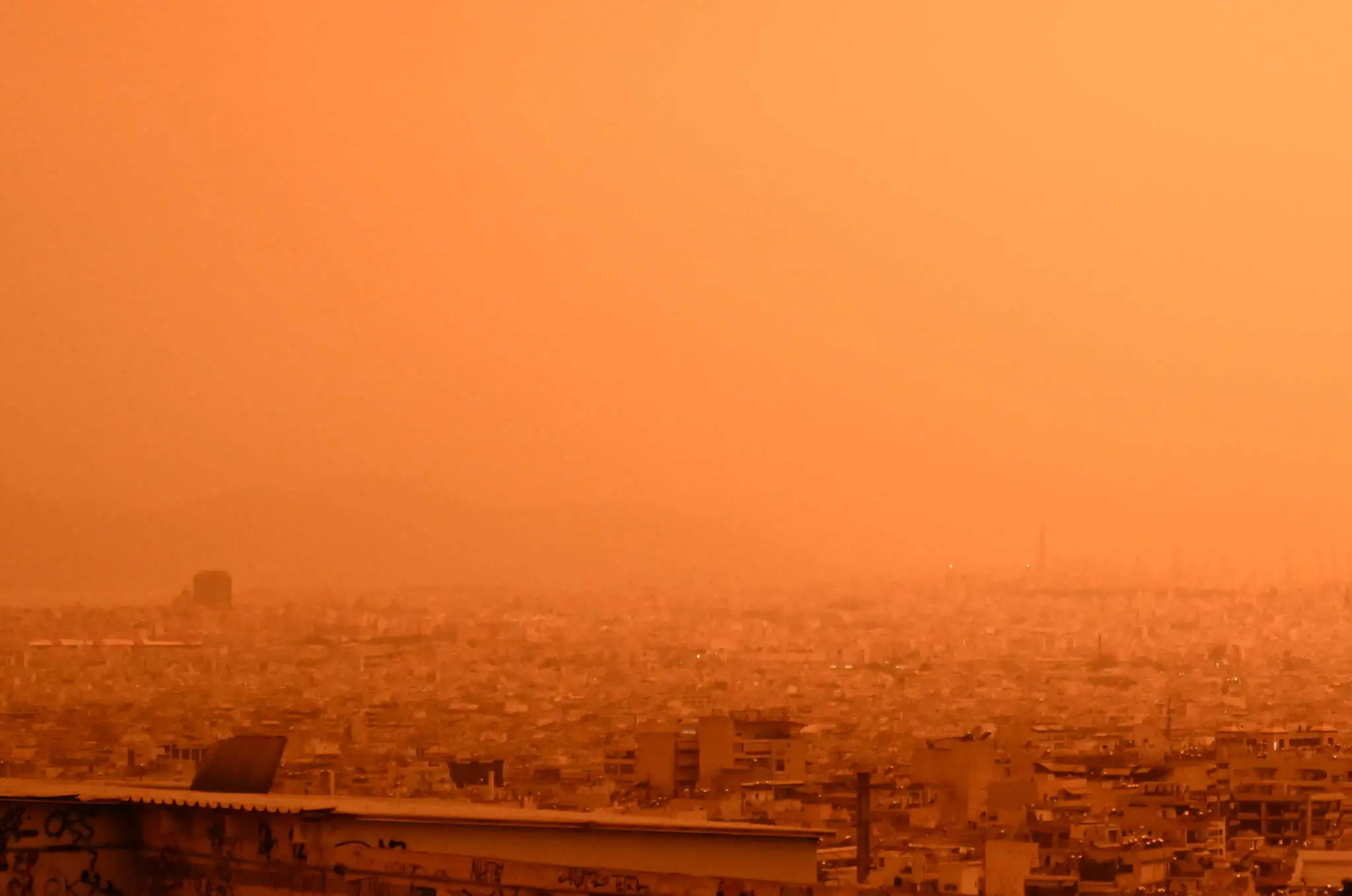 Καιρός: Η αφρικανική σκόνη «έβαψε» πορτοκαλί όλη τη χώρα, περιορισμένη η ορατότητα