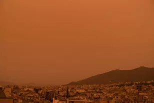 Άνοιξη στα μέσα Νοέμβρη: Ζέστη, αφρικανική σκόνη και ήλιος την Κυριακή