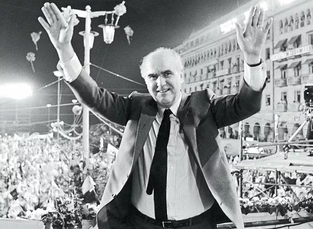 On this day, April 20, 1989, Andreas Papandreou, in a gathering, exclaims the famous “Tsovola, give it all”
 – 2024-04-25 01:32:34