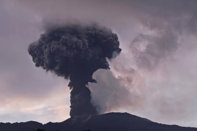 Ηφαίστειο εξερράγη στη βόρεια Ινδονησία – Εκκενώθηκαν χωριά