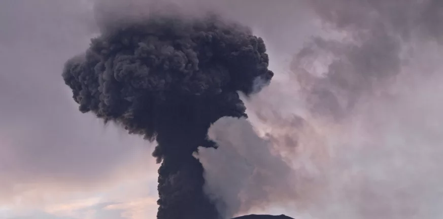 Ηφαίστειο εξερράγη στη βόρεια Ινδονησία – Εκκενώθηκαν χωριά