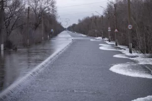 Πάνω από το όριο κινδύνου η στάθμη του νερού στον ποταμό Ουράλη κοντά στην ρωσική πόλη Όρενμπουργκ – Ανά πάσα στιγμή εκκενώνεται
