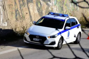 Κρήτη: Βράχος έπεσε πάνω σε αυτοκίνητο -Τραυματίστηκαν μητέρα και παιδί