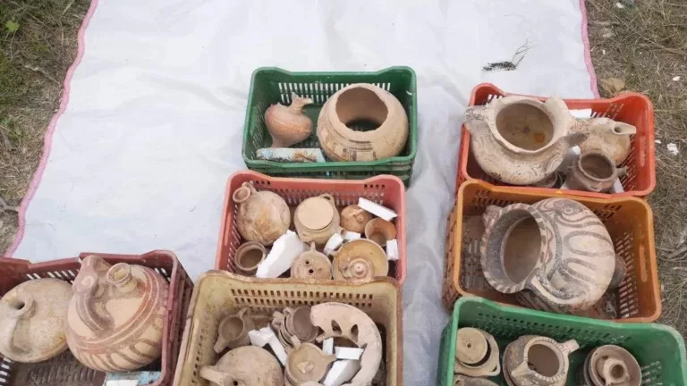 ΑΠΟΚΛΕΙΣΤΙΚΟ: Κύκλωμα αρχαιοκαπηλίας στην Πάτρα - Κατασχέθηκαν αντικείμενα μεγάλης αξίας
