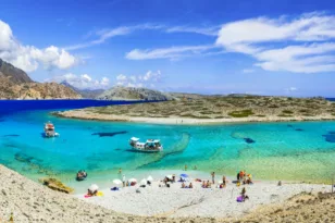 Η «πεταλούδα του Αιγαίου»: Το νησί που φιγουράρει σε δημοφιλή ξένα για αληθινές διακοπές το 2024