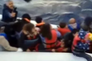 Βίντεο από τη διάσωση 25 μεταναστών ανοιχτά της Σάμου εν μέσω θαλασσοταραχής