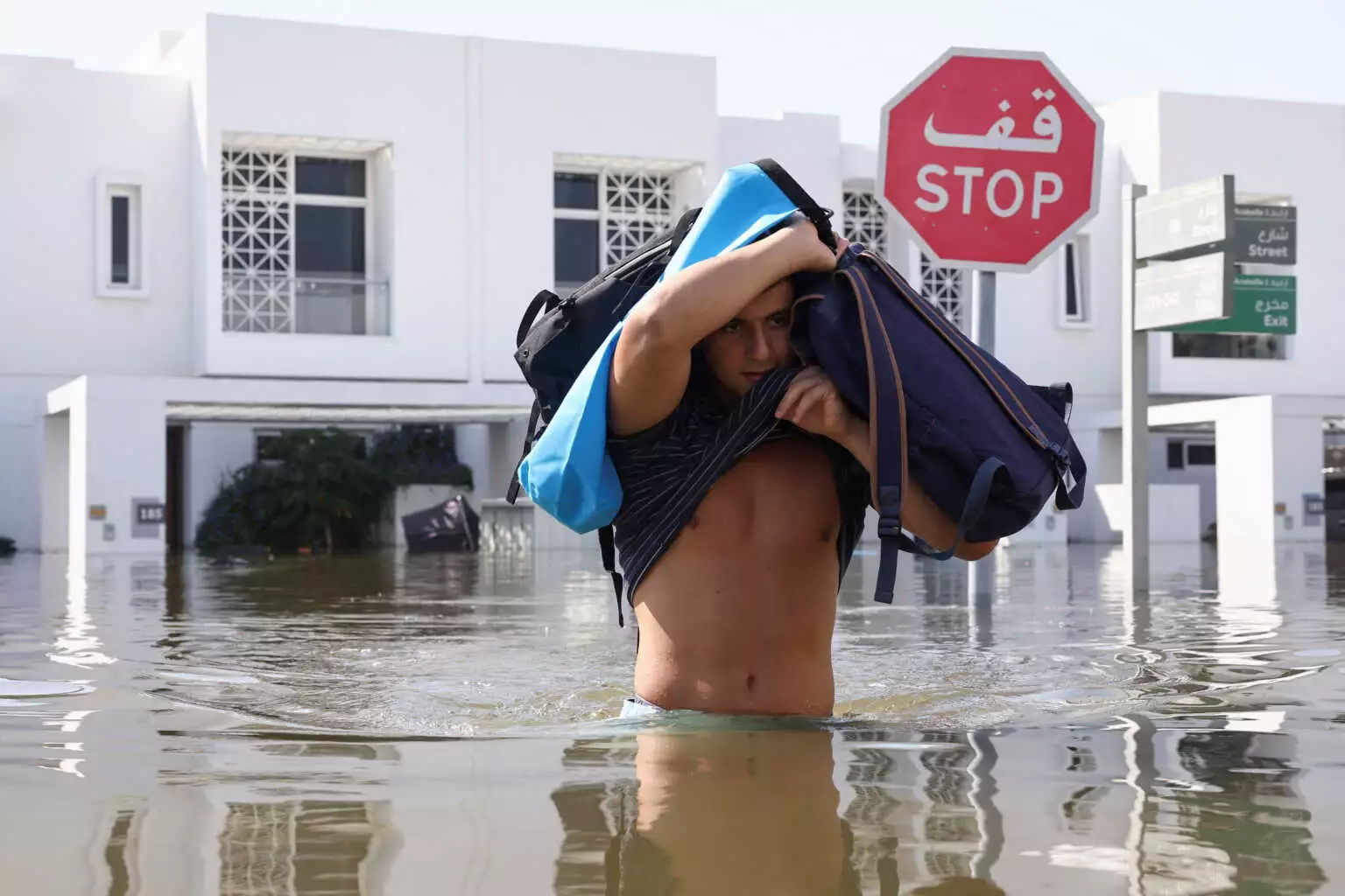 Αραβικά Εμιράτα: Τέσσερις νεκροί από τις τρομακτικές πλημμύρες – Προβλήματα στο αεροδρόμιο του Ντουμπάι