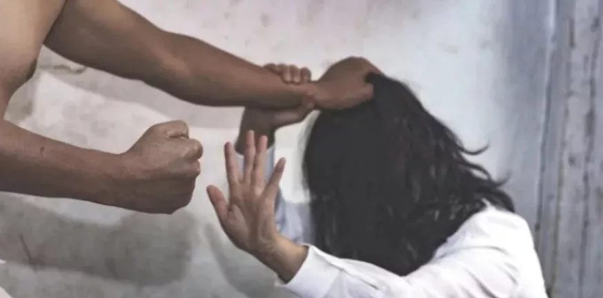 Ηλεία: Την απείλησε με μαχαίρι και σφυρί, συνελήφθη παππούς στην Πάτρα για ενδοοικογενειακή βία