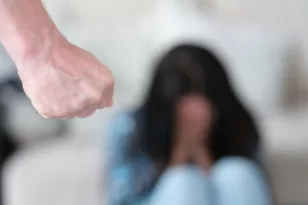 Ενδοοικογενειακή βία: 112 περιστατικά μέσα σε 24 ώρες! - 64 συλλήψεις, πέντε θύματα ζήτησαν να μείνουν σε δομές