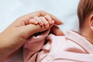 Επίδομα μητρότητας: Σε λειτουργία από εχθές η πλατφόρμα – 12 ερωτήσεις και απαντήσεις