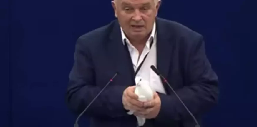 Ευρωκοινοβούλιο: Βουλευτής απελευθέρωσε περιστέρι ως σύμβολο ειρήνης ΒΙΝΤΕΟ