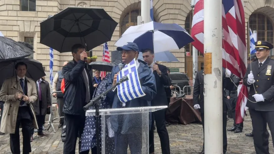 Νέα Υόρκη: Η παρέλαση των Ευζώνων της Προεδρικής Φρουράς για την έπαρση της σημαία