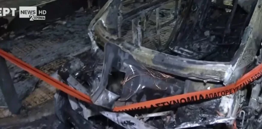 Φωτιά σε οχήματα στα Πατήσια, ζημιές σε κατάστημα και διαμερίσματα