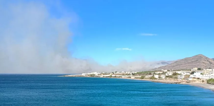 Κρήτη: Μεγάλη φωτιά στην Ιεράπετρα, πνέουν άνεμοι 8 μποφόρ - 112 για εκκενώσεις οικισμών BINTEO