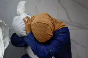 Γάζα: Φωτογραφία της χρονιάς – Θεία κρατούσε αγκαλιά τη νεκρή ανιψιάς της