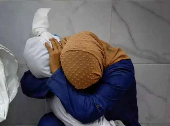 Γάζα: Φωτογραφία της χρονιάς - Θεία κρατούσε αγκαλιά τη νεκρή ανιψιάς της