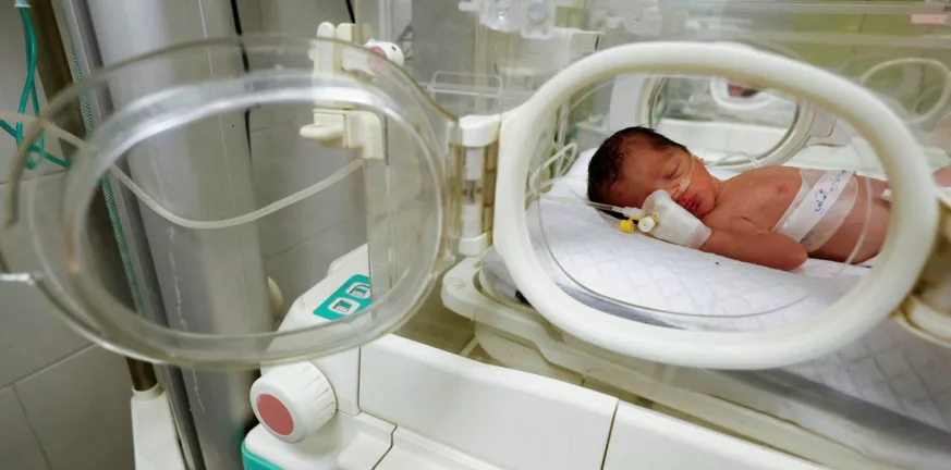 Γάζα: Δεν τα κατάφερε το μωρό που γεννήθηκε με καισαρική από τη νεκρή μητέρα του