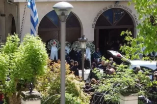Γρεβενά: Θρήνος στην κηδεία του 31χρονου αστυνομικού που σκοτώθηκε από μπάζα σε κτίριο στο Πασαλιμάνι ΒΙΝΤΕΟ