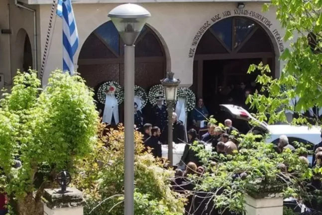 Γρεβενά: Θρήνος στην κηδεία του 31χρονου αστυνομικού που σκοτώθηκε από μπάζα σε κτίριο στο Πασαλιμάνι ΒΙΝΤΕΟ
