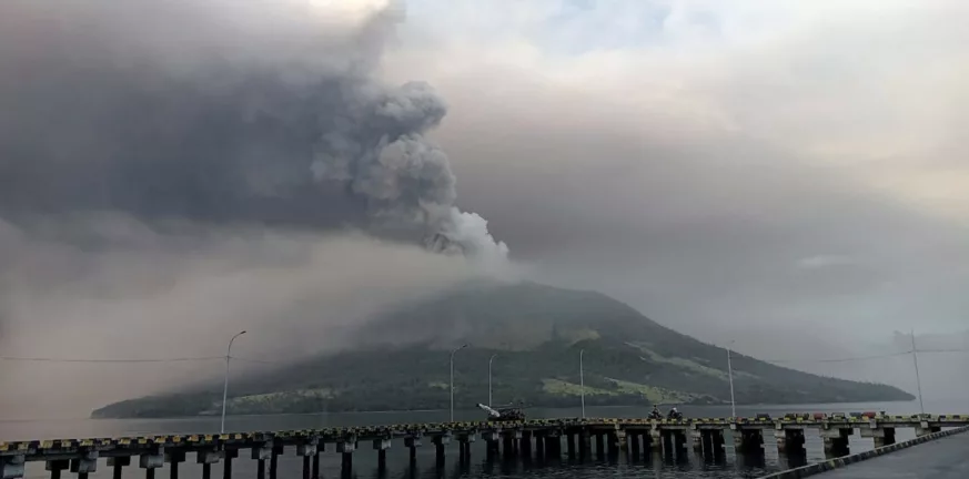 Ινδονησία: Νέα έκρηξη του ηφαιστείου Ρουάνγκ ΒΙΝΤΕΟ