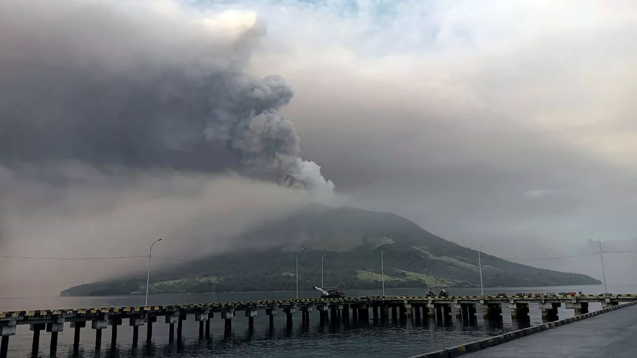 Indonesia New eruption of Ruang volcano VIDEO Archyde