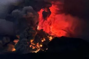 Ινδονησία: Έκρηξη ηφαιστείου – Σε ύψος τριών χιλιομέτρων εκτοξεύεται η λάβα – ΒΙΝΤΕΟ