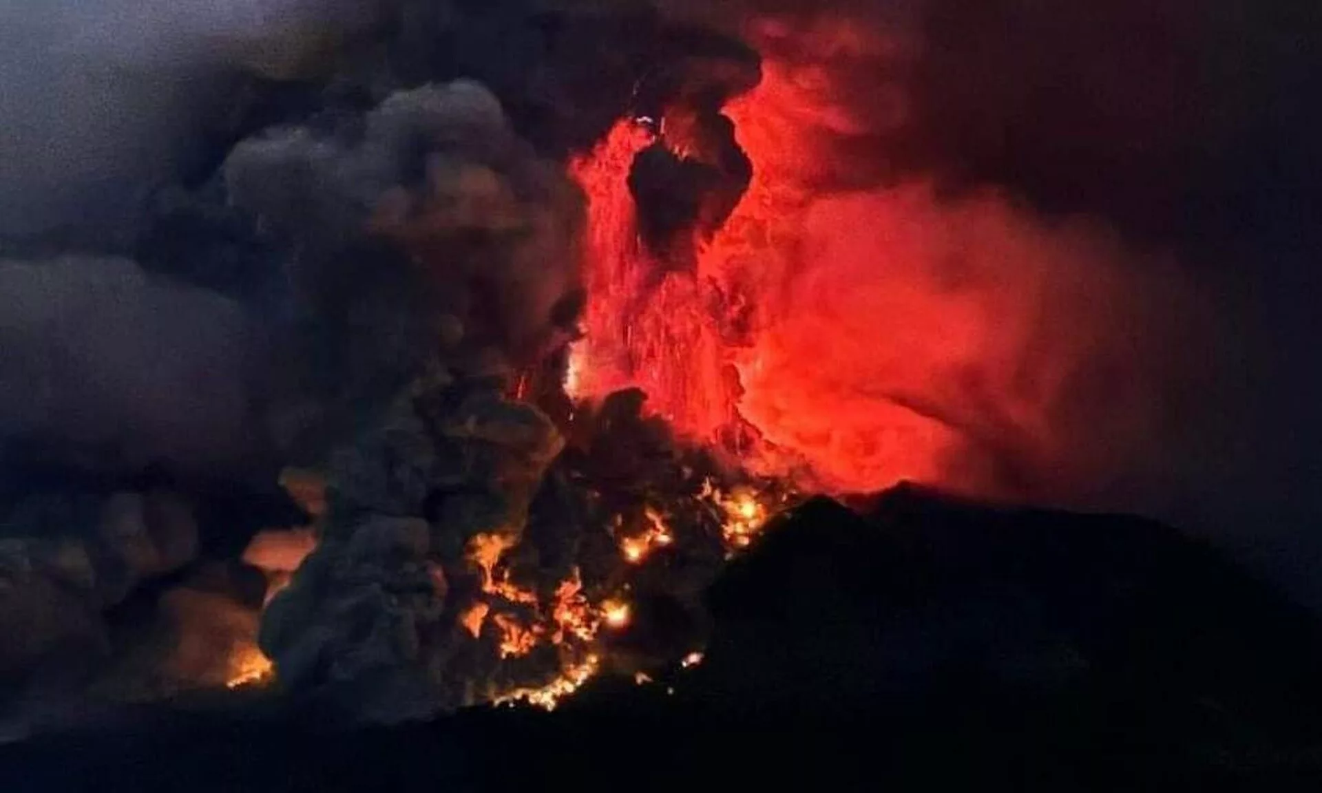 Indonesia: Volcano Eruption – Lava spews three kilometers high