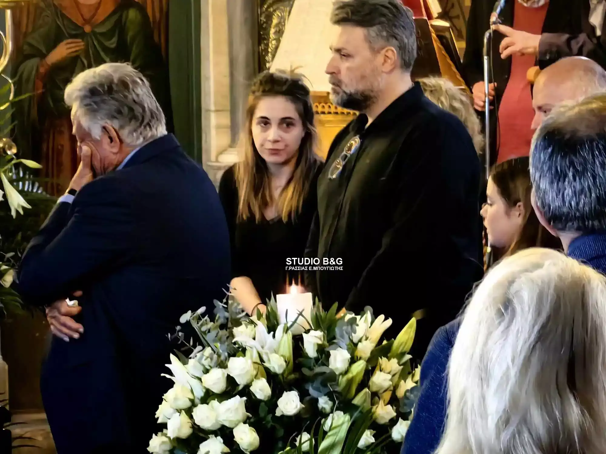 Γιάννης Καλλιάνος: Συντετριμμένος στην κηδεία του πατέρα του ΦΩΤΟ - ΒΙΝΤΕΟ