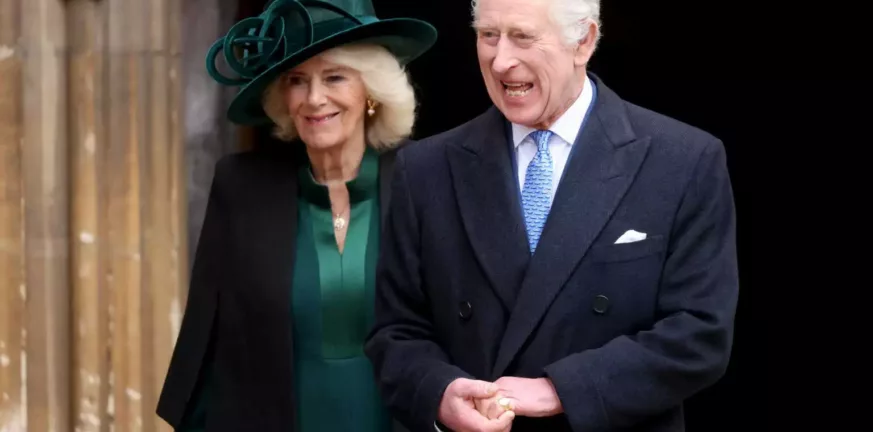 Βασιλιάς Κάρολος: Χαμογελαστός με την Καμίλα στους κήπους του Μπάκιγχαμ για την επέτειο του γάμου τους