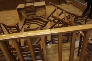 Δίκη για Μάτι: «Βρίσκομαι στο αστυνομικό τμήμα και αναλαμβάνω την ευθύνη» λέει ο άνδρας που πέταξε την καρέκλα