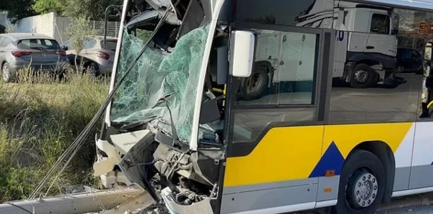 Ανω Λιόσια: Πρόσκρουση λεωφορείου σε κολώνα - Πέντε τραυματίες