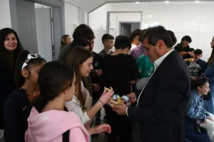Ο Κώστας Πελετίδης υποδέχθηκε στο νέο δημαρχείο μαθητές από το Κιλκίς ΦΩΤΟ