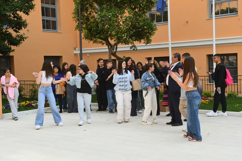 Ο Κώστας Πελετίδης υποδέχθηκε στο νέο δημαρχείο μαθητές από το Κιλκίς ΦΩΤΟ