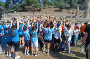 Πατρινοί μαθητές στην Αρχαία Ολυμπία για την τελική πρόβα Αφής της Ολυμπιακής Φλόγας – ΦΩΤΟ