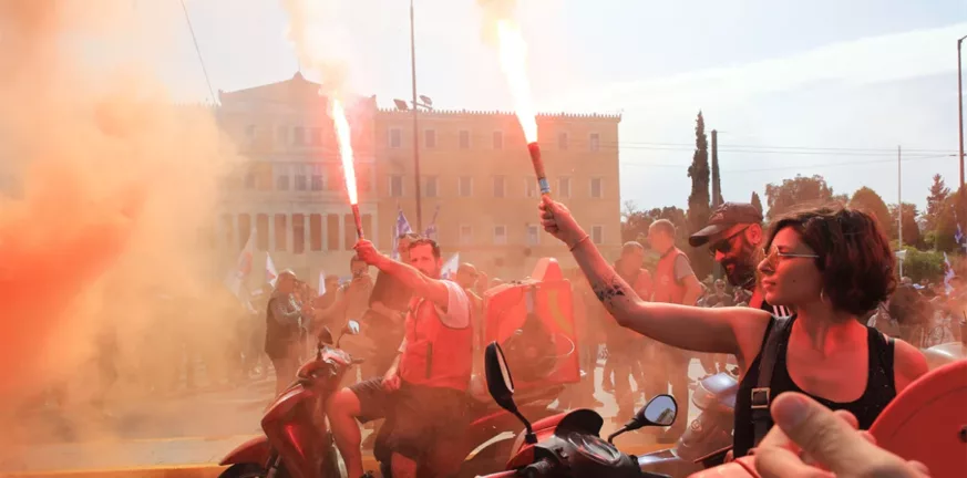 Ολοκληρώθηκαν οι απεργιακές πορείες, χιλιάδες κόσμου διαδήλωσαν στο κέντρο της Αθήνας