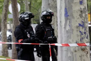 Παρίσι: Συνελήφθη ο άντρας που απειλούσε να ανατιναχθεί στο ιρανικό προξενείο – ΒΙΝΤΕΟ