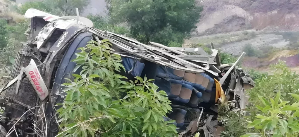 Peru: Bus fell into ravine – At least 23 dead