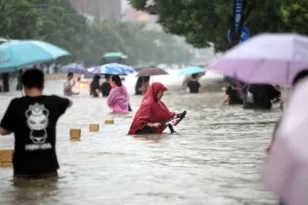 Κόκκινος συναγερμός στην Κίνα για καταρρακτώδεις βροχές
