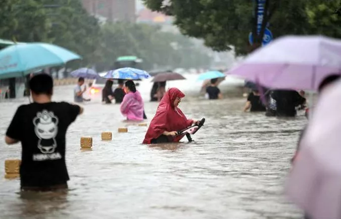 Κόκκινος συναγερμός στην Κίνα για καταρρακτώδεις βροχές
