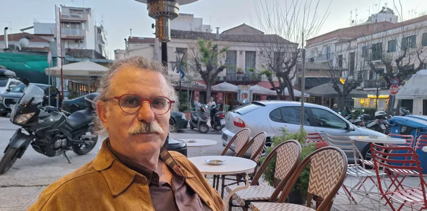 Μάνος Ποντικάκης: Ένας διανοούμενος μάστορας εκθέτει στο Αρχαιολογικό Μουσείο και μιλά στο pelop.gr