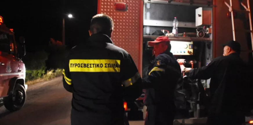 Θεσσαλονίκη: Φωτιά σε διαμέρισμα στη Σταυρούπολη – Ένας πυροσβέστης και μια γυναίκα με εγκαύματα στο νοσοκομείo