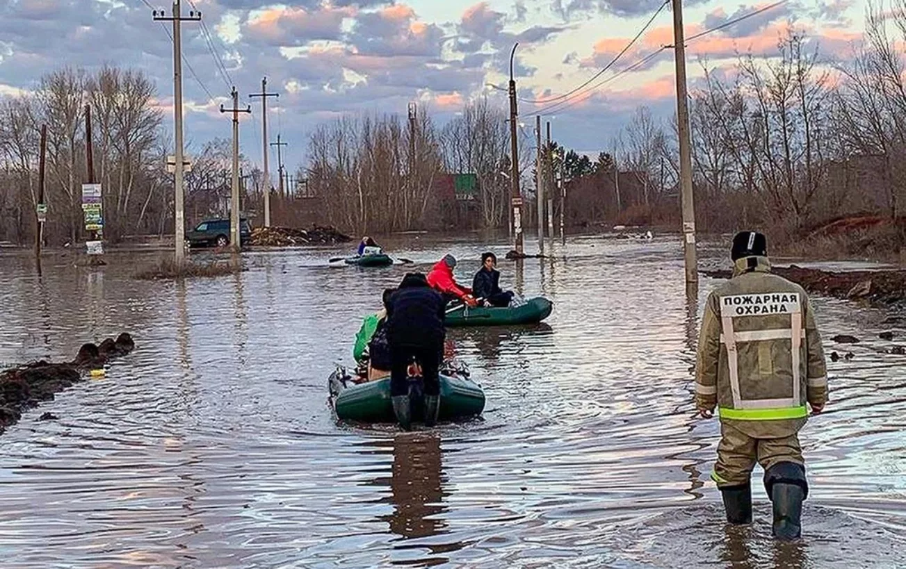 Rising Tide of Crisis: Russia Orders Desperate Exodus as Floodwaters Engulf the Land