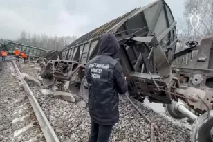 Τραγωδία στη Ρωσία: Τουλάχιστον οκτώ νεκροί από σύγκρουση επιβατικής αμαξοστοιχίας με λεωφορείο
