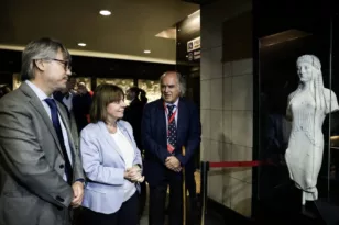 Σακελλαροπούλου: Αποκαλυπτήρια αντιγράφου αγάλματος Κόρης στον σταθμό μετρό του Σαντιάγο «Grecia»